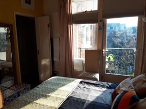 sypialnia z łóżkiem i dużym oknem w obiekcie Homey Budget Bedroom w Amsterdamie