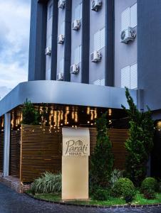 a building with a sign in front of it at Hotel Parati Minas in Uberlândia