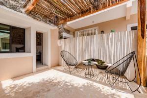 A seating area at Hotel Colonial Zaci by GuruHotel