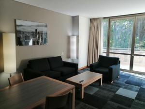 uma sala de estar com um sofá, cadeiras e uma mesa em Holiday Inn Express Mexico Reforma, an IHG Hotel em Cidade do México