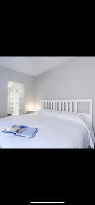 Postel nebo postele na pokoji v ubytování Villa Aegina