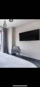 TV a/nebo společenská místnost v ubytování Villa Aegina