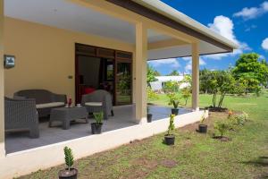 une terrasse d'une maison avec des plantes en pot dans l'établissement Kovailani 1232 DTO-MT, à Bora Bora
