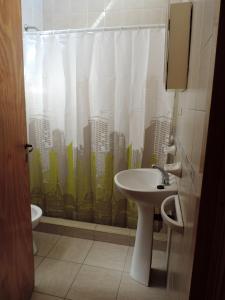 baño con lavabo y cortina de ducha en Edificio Mitre en Maipú