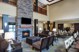 Ruang duduk di Staybridge Suites Eau Claire - Altoona by IHG