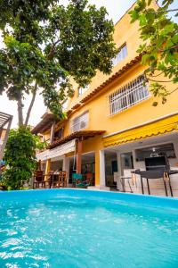uma piscina em frente a uma casa em A Casa Morro do Moreno em Vila Velha