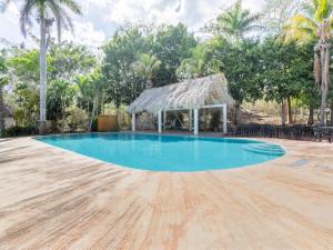 une grande piscine bleue avec un kiosque dans l'établissement Hotel Villas del Ángel, à San José