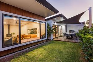 una vista exterior de una casa con una gran ventana en Diamante, en Dunsborough