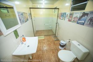 Um banheiro em IguassuEcoHostel - Eco Suítes - Hostel mais próximo das Cataratas