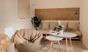 LanyuThat day Hostel 那天旅宿的配有床、桌子和椅子的房间