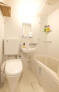 小樽Cozy Inn OTARU的浴室配有卫生间、盥洗盆和浴缸。 更多21张照片