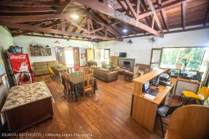 Uma área de estar em IguassuEcoHostel - Eco Suítes - Hostel mais próximo das Cataratas