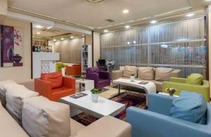 uma sala de estar com cadeiras coloridas e sofás em Dies Hotel em Diarbaquir