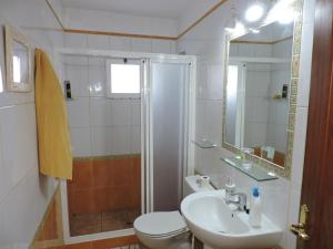 A bathroom at Casas El Monte, en Los Barros