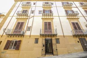 budynek z balkonami po jego stronie w obiekcie Casa Raffadali, in centro storico a Palermo w mieście Palermo