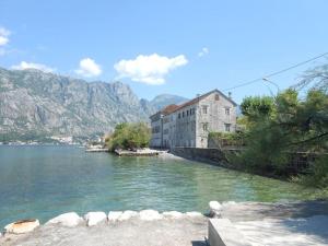 un edificio sulla riva di uno specchio d'acqua di Apartman Vladan a Kotor (Cattaro)