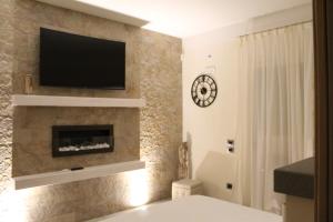 A television and/or entertainment centre at Villa Martina Luxury Rooms