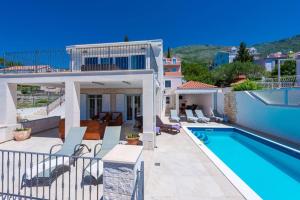 une villa avec une piscine et une maison dans l'établissement Villa Mlini with private Pool and Sea view, à Mlini