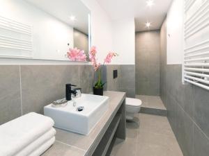 ห้องน้ำของ LivinParis - Luxury AC 3 Bedrooms Le Marais I