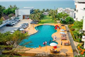 Pemandangan kolam renang di Saint Tropez Beach Hotel atau di dekatnya