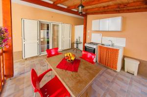 Kuchyň nebo kuchyňský kout v ubytování Apartments Anita
