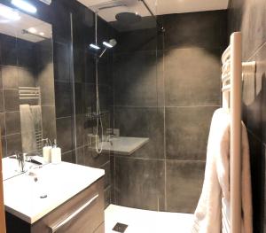 Et badeværelse på Beau Chalet rénové vue lac Tignes + 14 billeder