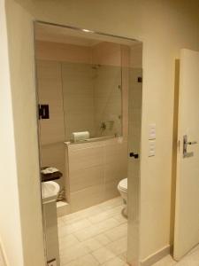 A bathroom at Villa Via Hotel Midrand