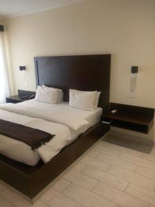Llit o llits en una habitació de Villa Via Hotel Midrand