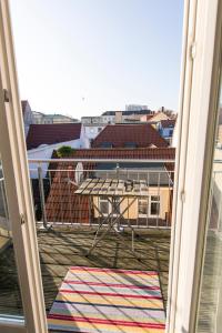 Habitación con vistas a un balcón con alfombra. en Kehrwieder en Warnemünde