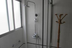 y baño con ducha y ventana. en Hostal Ruano, en Madrid