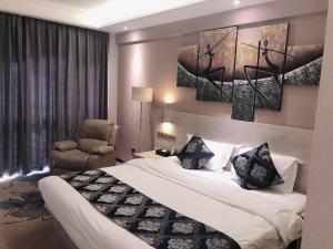 Un pat sau paturi într-o cameră la Demei Boutique Hotel