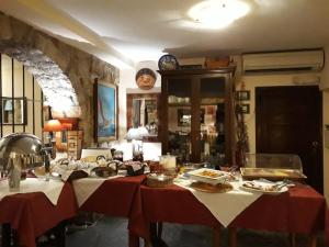 A restaurant or other place to eat at Heliotopos Apartments