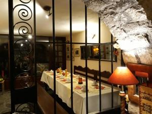A restaurant or other place to eat at Heliotopos Apartments