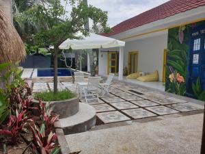Swimming pool sa o malapit sa Nipah Villas