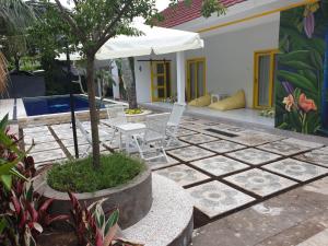 Garden sa labas ng Nipah Villas