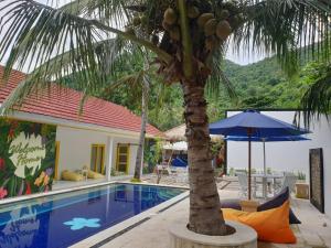 Swimming pool sa o malapit sa Nipah Villas