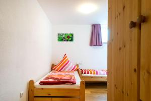 Kama o mga kama sa kuwarto sa Alpen-Hostel - Apartment Talstation mit Motorradvermietung