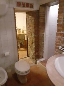La salle de bains est pourvue de toilettes et d'un lavabo. dans l'établissement Tavernetta vicino Lago Trasimeno, à Magione
