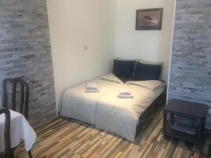 Dormitorio pequeño con cama y mesa en Privé appartement in de buurt van Brussel en Asse