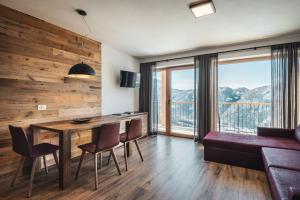 A seating area at Sartu Apartments