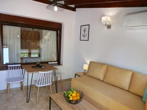sala de estar con sofá y mesa en Komitsa Luxury Apartments, en Nea Roda