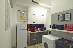 Thiseio, a vintage apartment في أثينا: مطبخ مع ثلاجة بيضاء وغسالة صحون