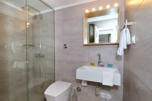 W łazience znajduje się toaleta, umywalka i prysznic. w obiekcie Thiseio, a vintage apartment w Atenach