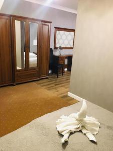 uma toalha branca deitada numa cama num quarto em Hostel LaGoya z Restauracją em Nielisz