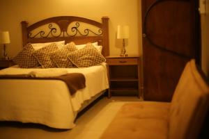 Una cama o camas en una habitación de Sol de Luque Casa-hotel
