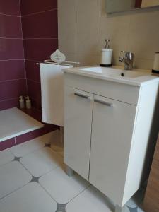 a white bathroom with a sink and a toilet at Apartamento El Sauce de Amalia in Celorio
