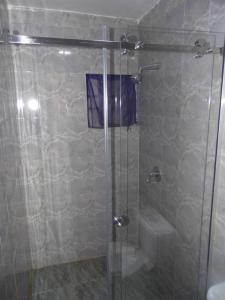 Bilik mandi di StayCation Suites And Apartment