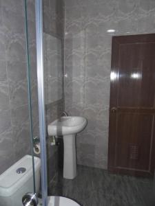 Bilik mandi di StayCation Suites And Apartment