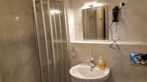 Et badeværelse på Lelle Resort B26 + 48 billeder