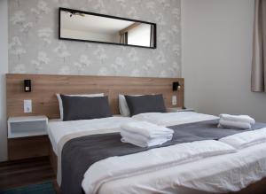 En eller flere senge i et værelse på Lelle Resort B26